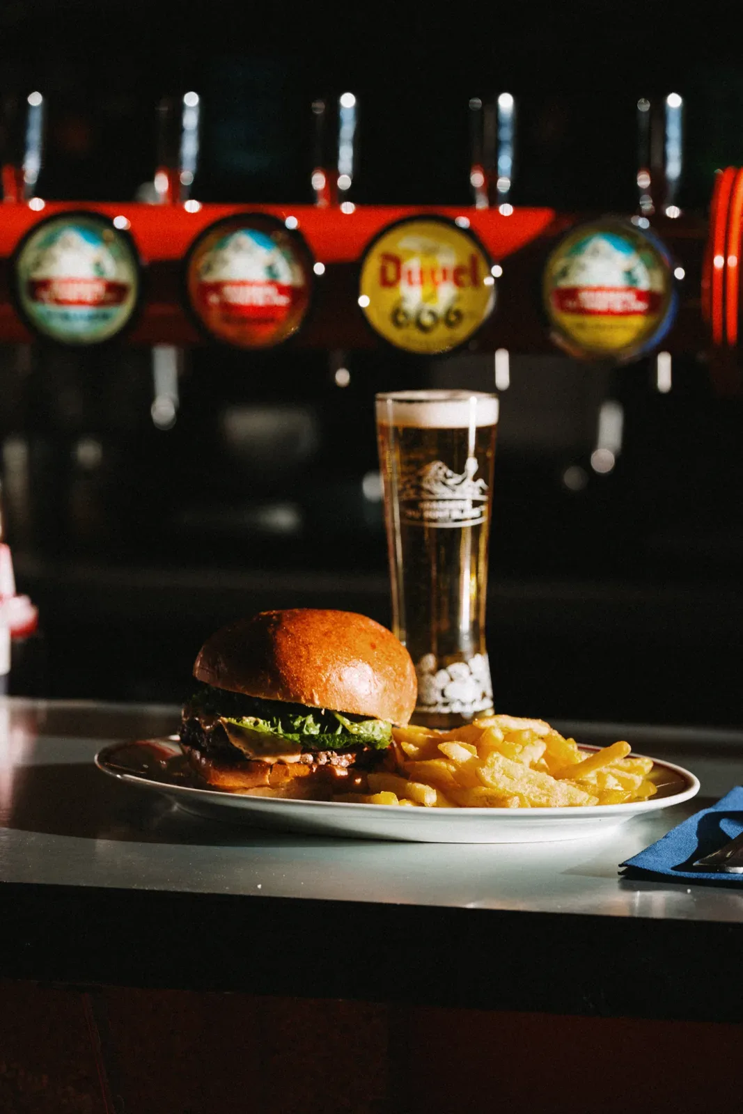 Burger, frites et bière pression au comptoir