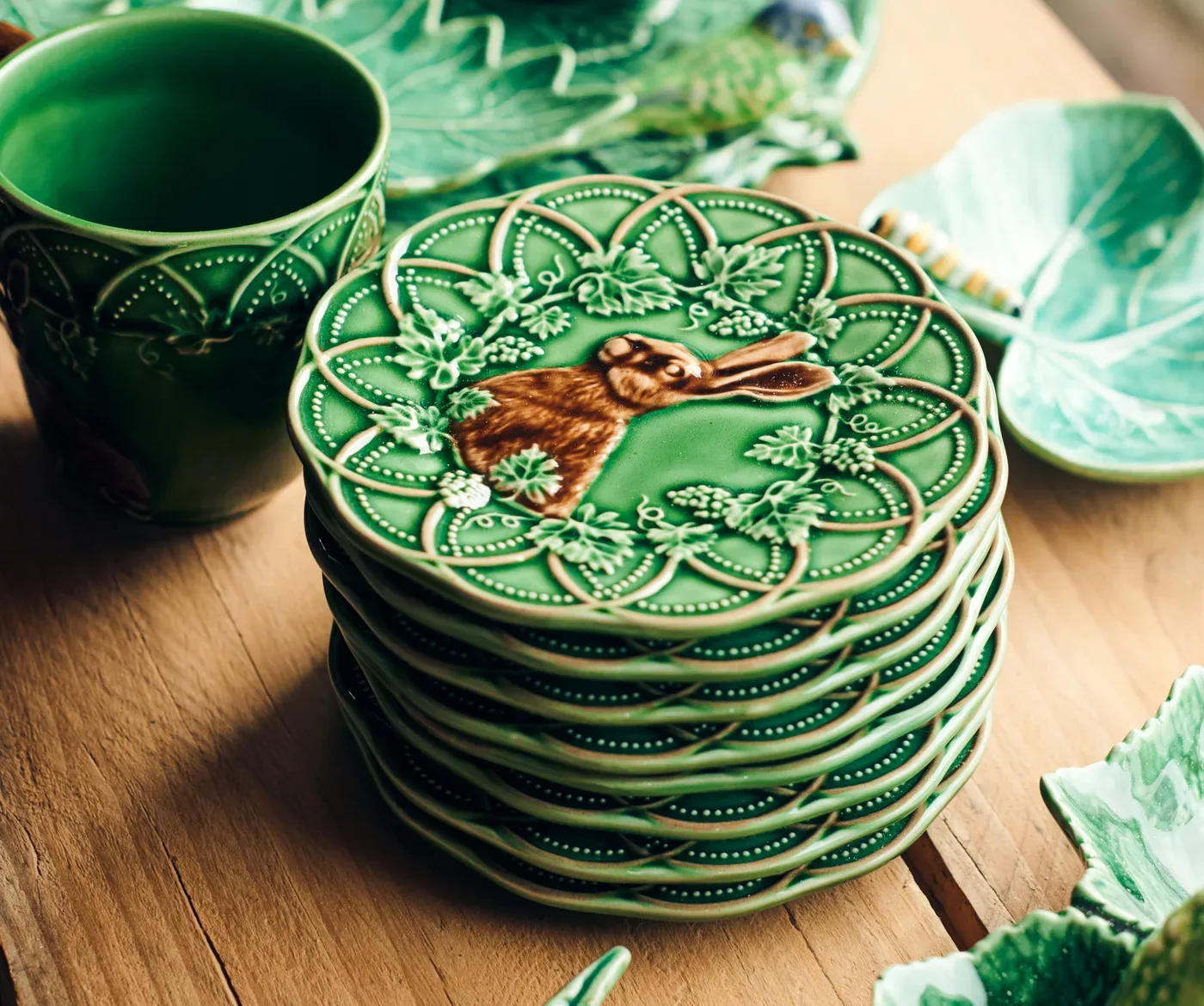 La vaisselle aux motifs de feuilles