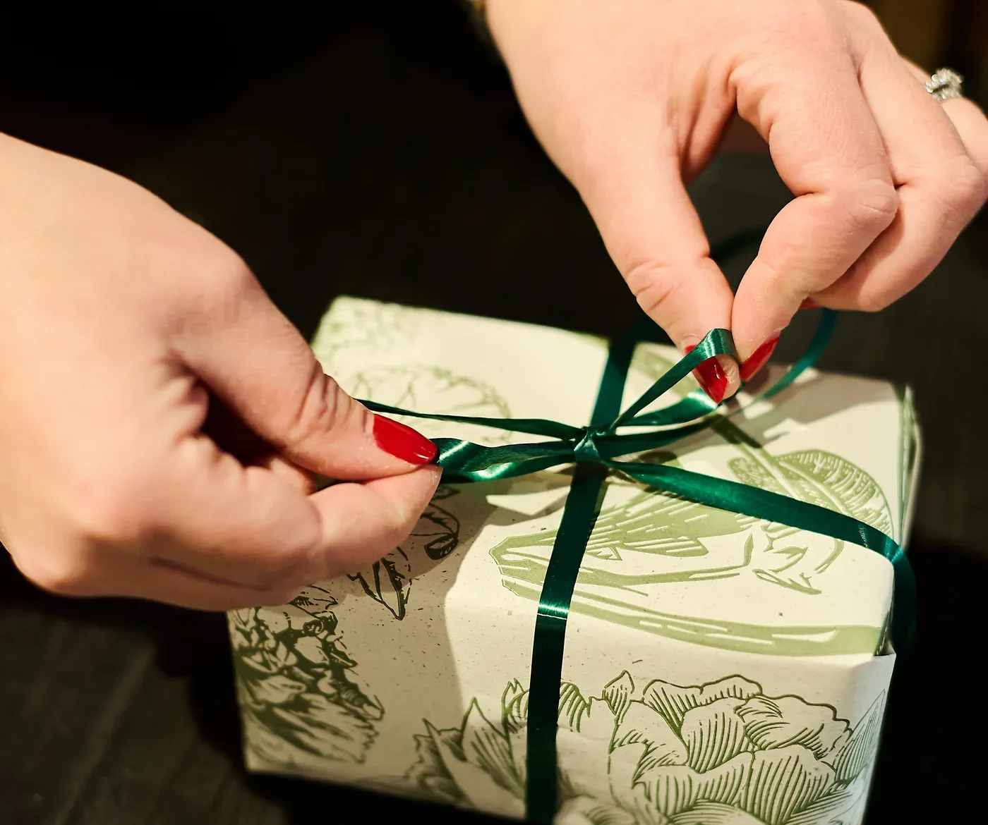 Un paquet cadeau ficelé