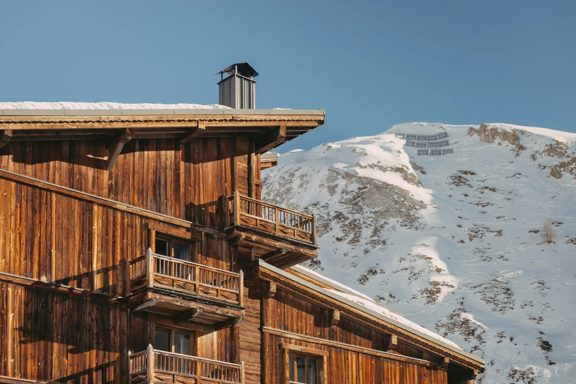 La façade de l'Hôtel face aux sommets