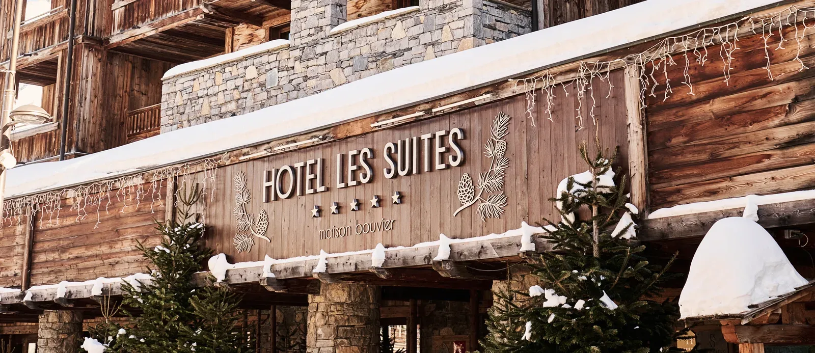 La façade des Suites sous la neige