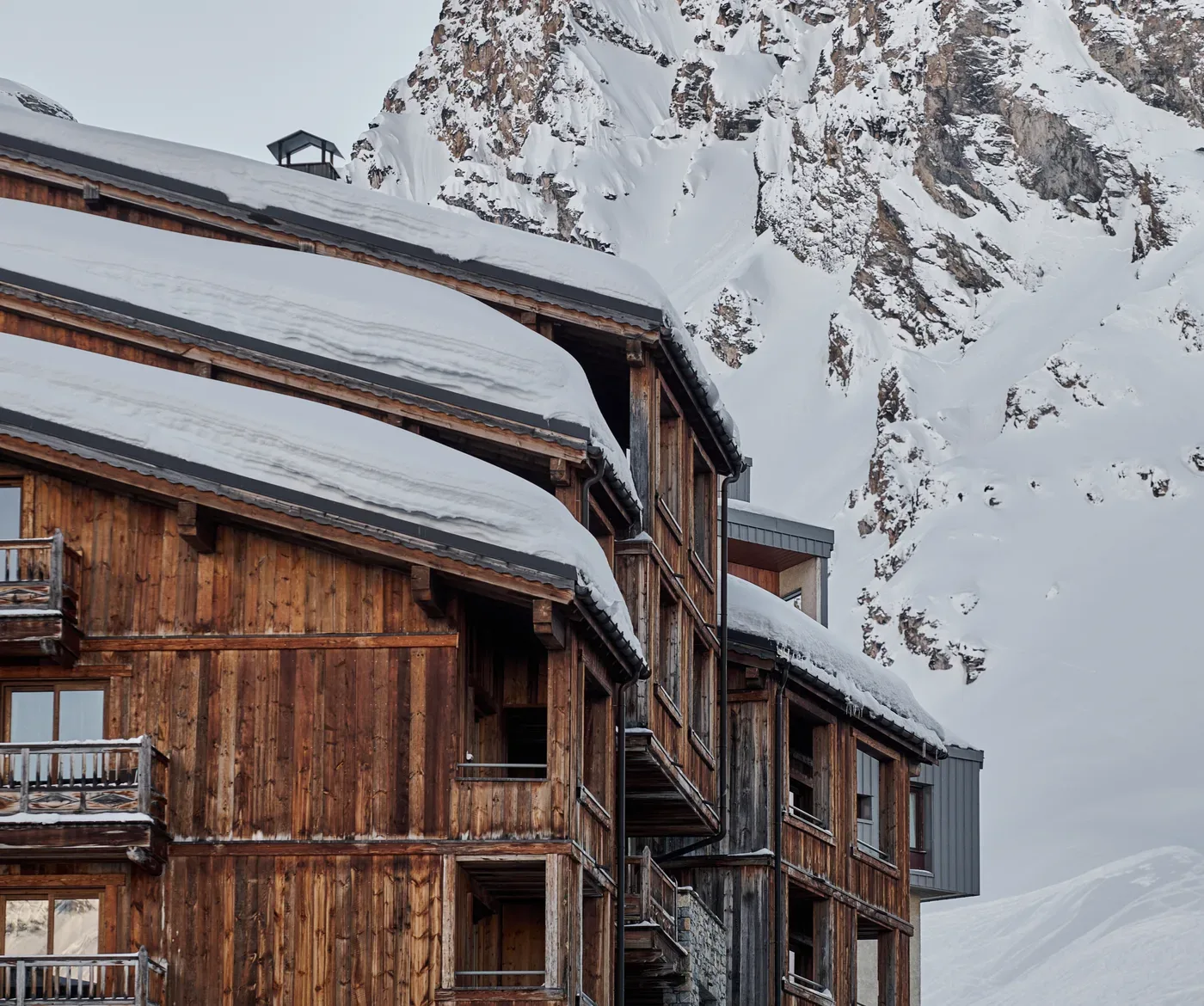 Les façades de bois face à la montagne