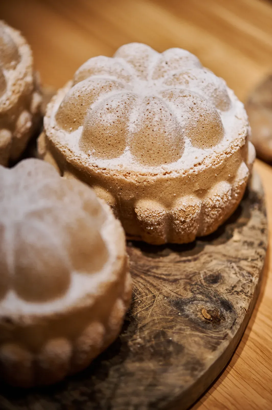 Des gâteaux de Savoie individuels sur une planche en bois, en gros plan