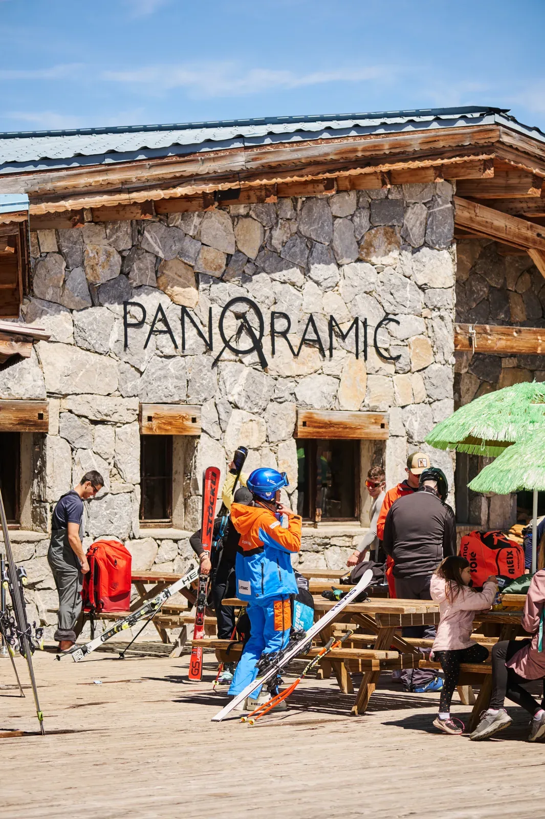 La façade du Panoramic, skis aux pieds