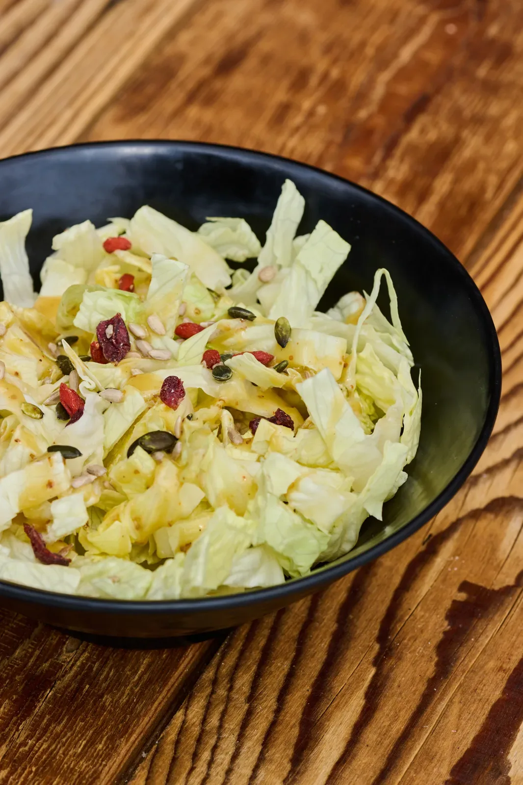Une salade servie à la Cantine