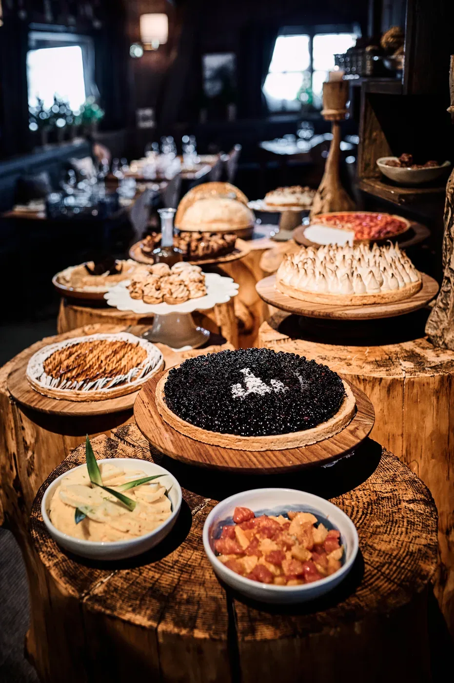 Le buffet de desserts sur les rondins de bois