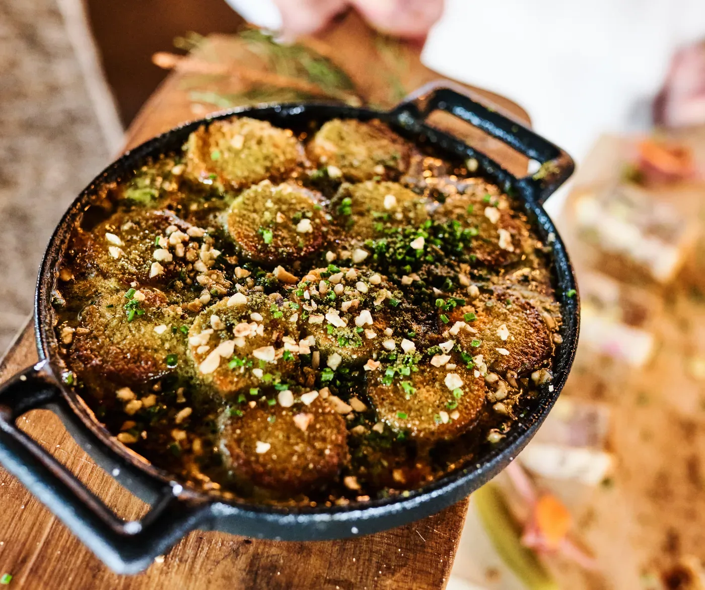 Un plat mijoté servi en cocotte