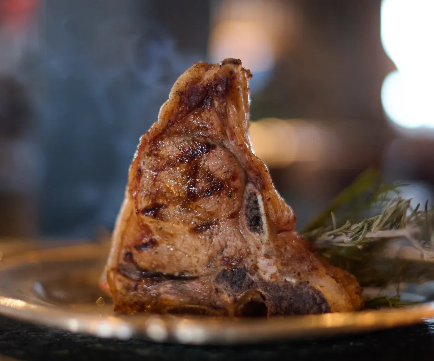 Une côte grillée au feu de bois