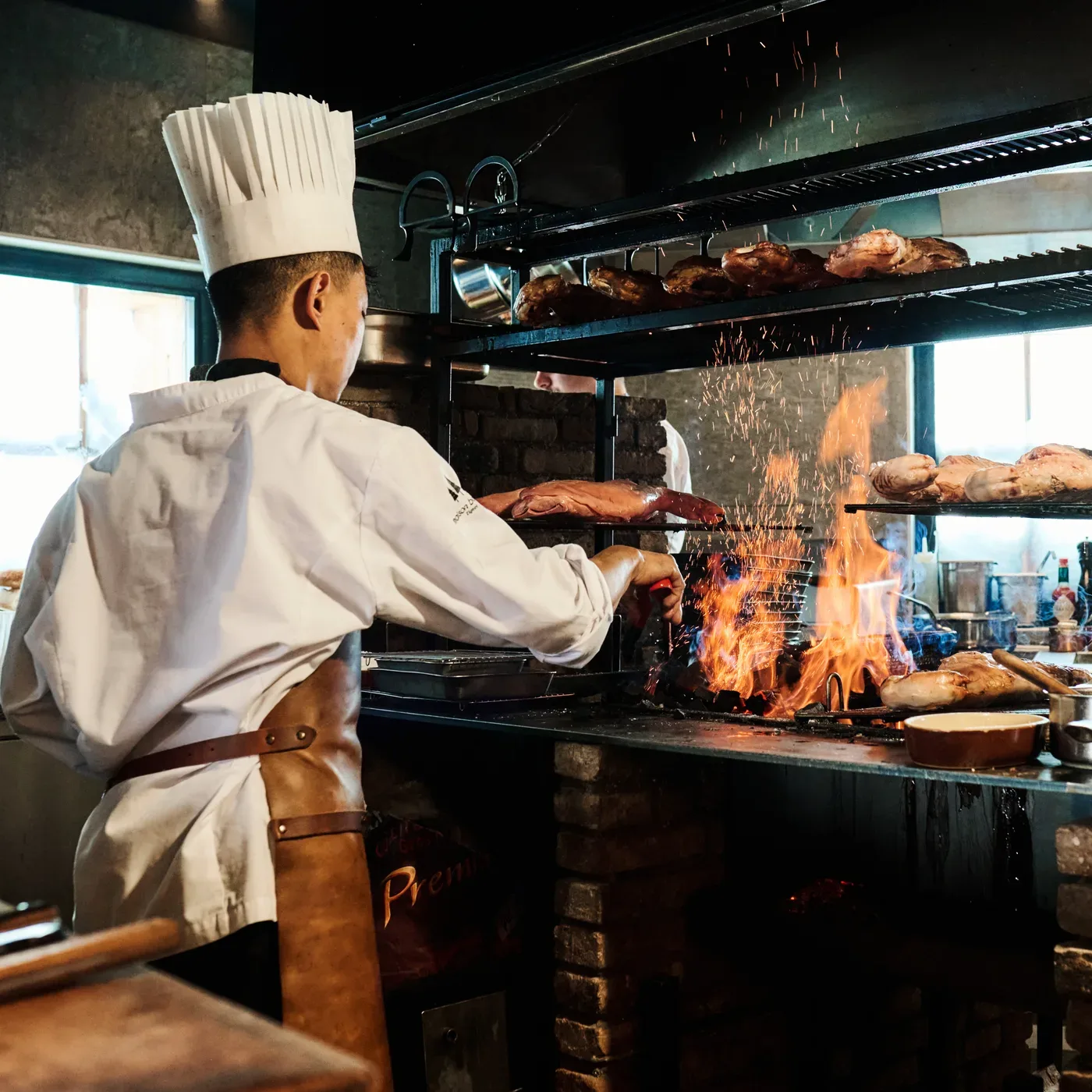 Un cuisinier au feu de bois, dans la cuisine du Panoramic