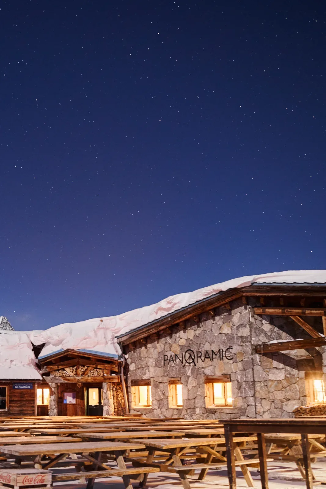 La façade du Panoramic éclairée à la nuit tombée, sous les étoiles