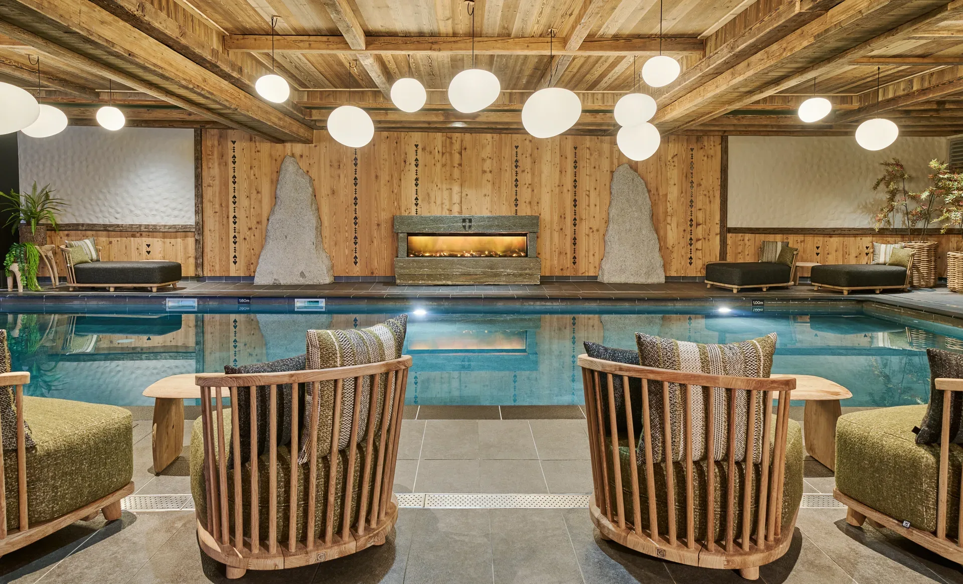 Le Spa des Suites — piscine intérieure et salon sous les poutres de bois