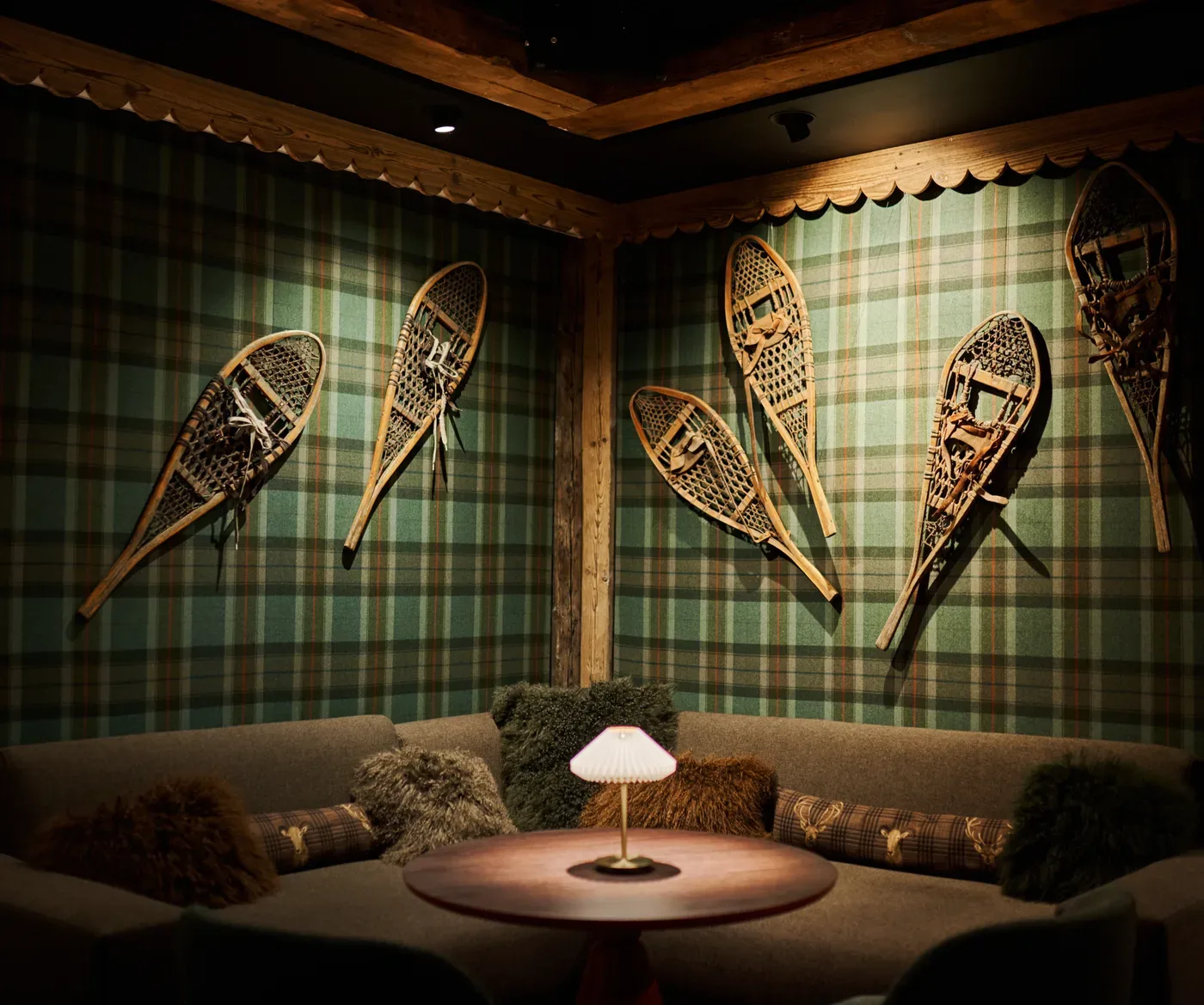 Le coin banquette et les raquettes anciennes